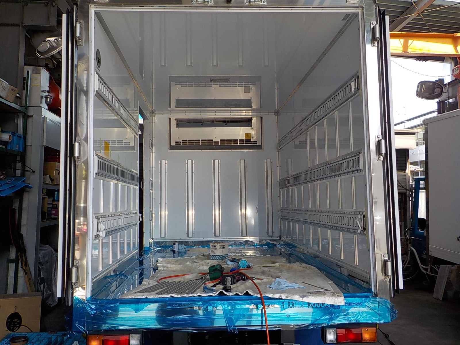 冷蔵冷凍車 ラッシングレール 取り付け｜佐々木自動車工業株式会社